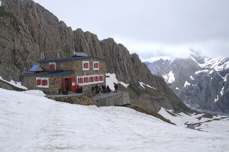 2008-07-12,09-01-24,refuge de la breche de Roland.jpg